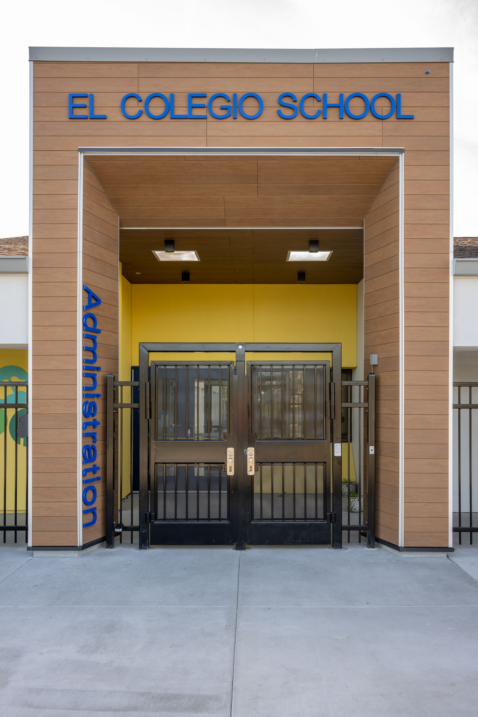 el colegio school admininstation entrance